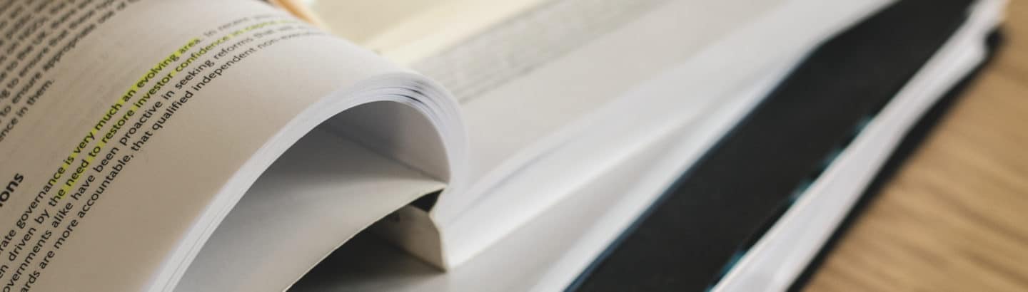 Führungszeugnis unter Bücherstapel