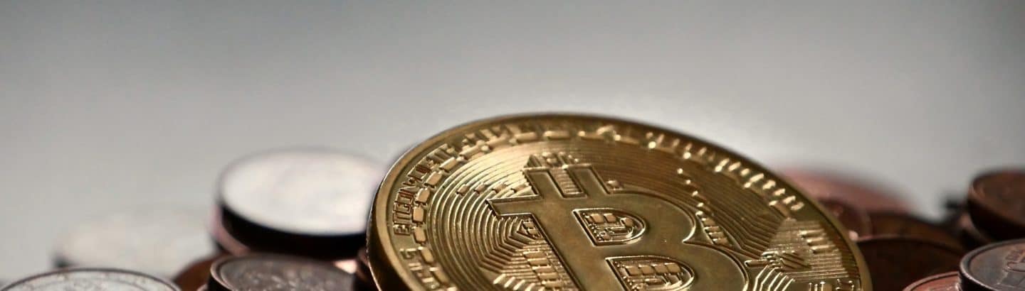 Foto von Bitcoin Münzen vor grauem Hintergrund