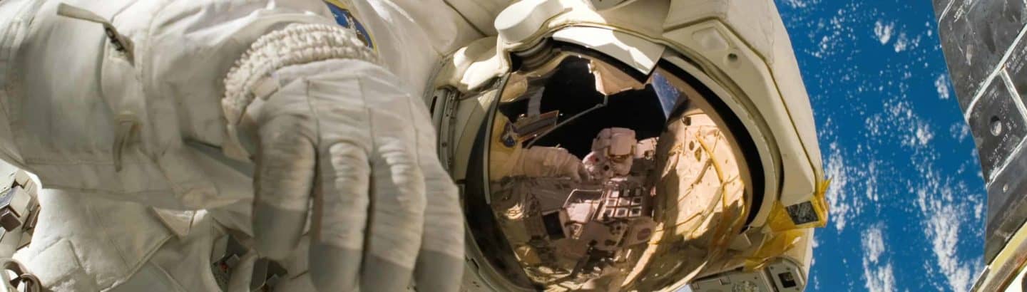 Austronaut im Weltraum bei wissenschaftlichen Arbeiten